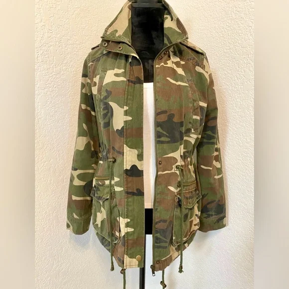 Forever 21 Women's Green Camouflage Utility Jacket - Picture 4 of 4